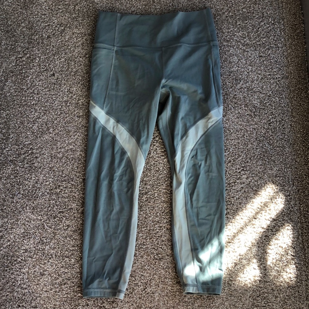 Athleta Salutation Stash Pocket 7/8 tight, Medium